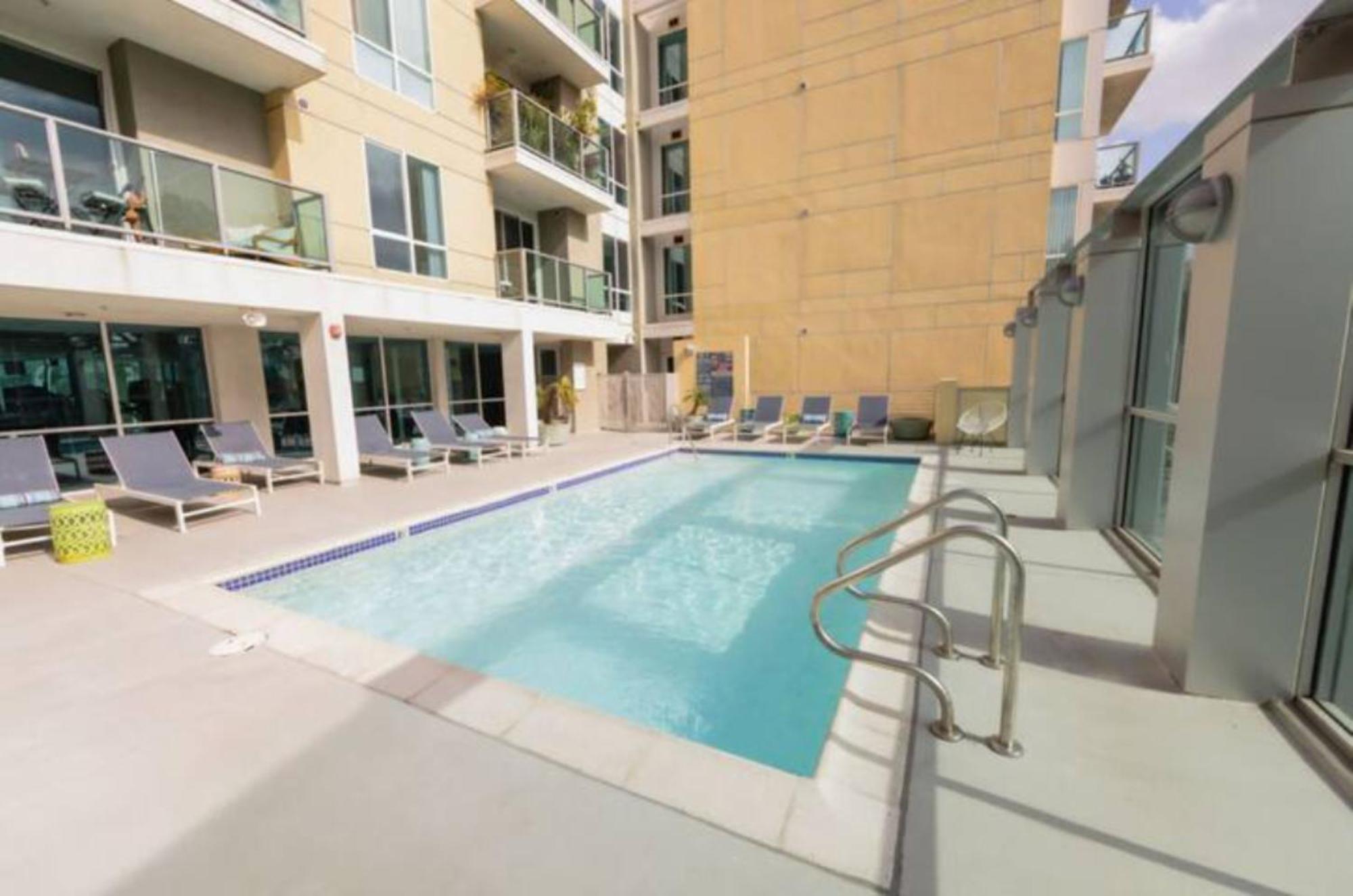 The Turquoise Lounge - Chic 2br View Pool, Sauna Appartamento