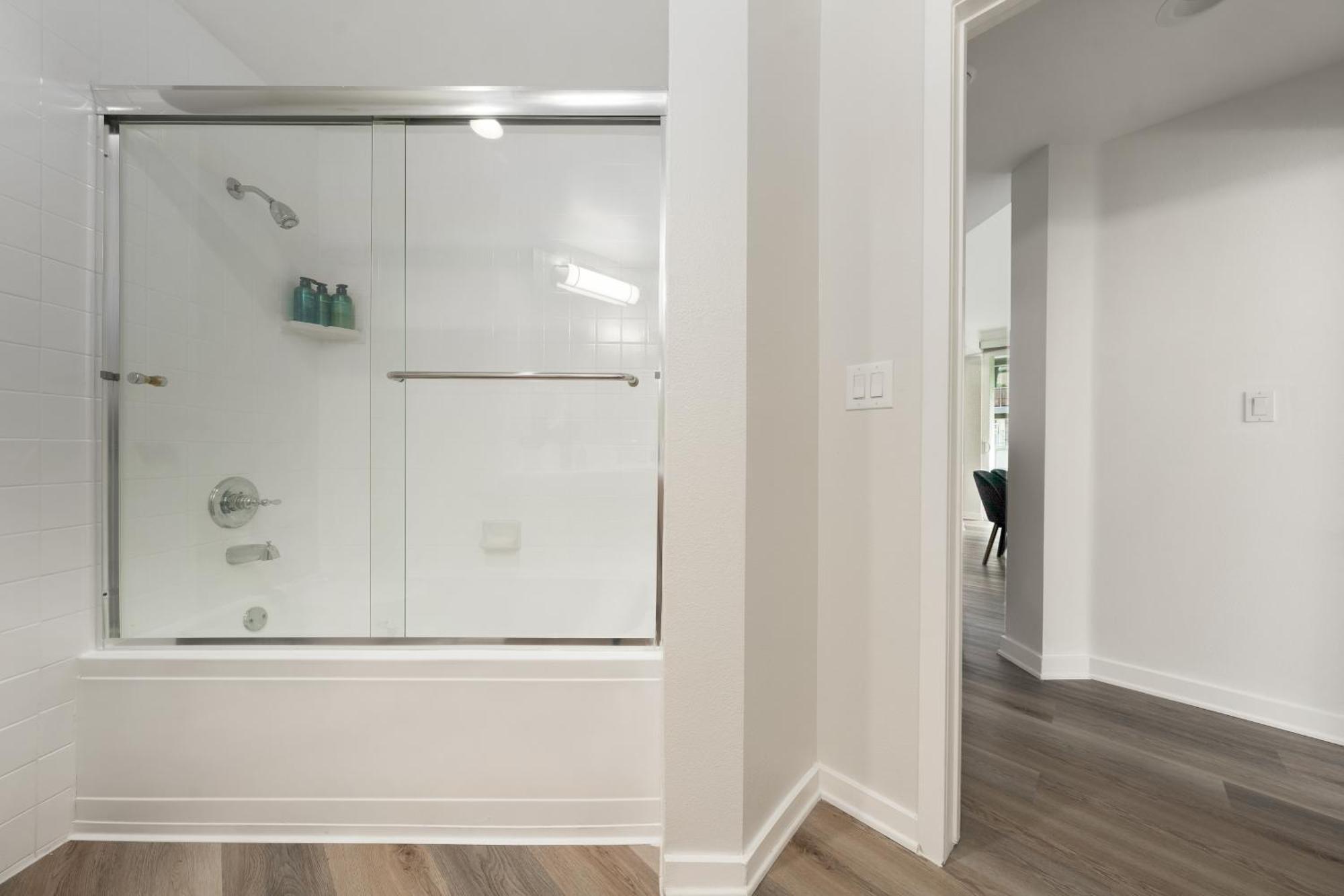 The Turquoise Lounge - Chic 2br View Pool, Sauna Appartamento *
